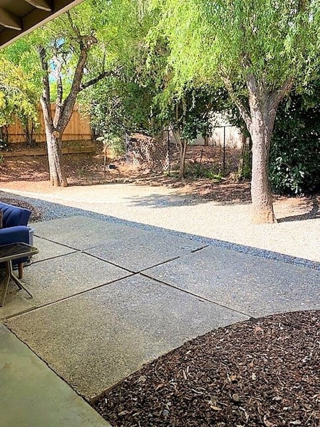 Building Photo - Lovely Home in W. Redding!!