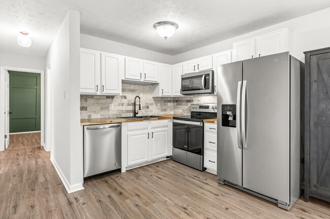 Building Photo - 351 Queens Way