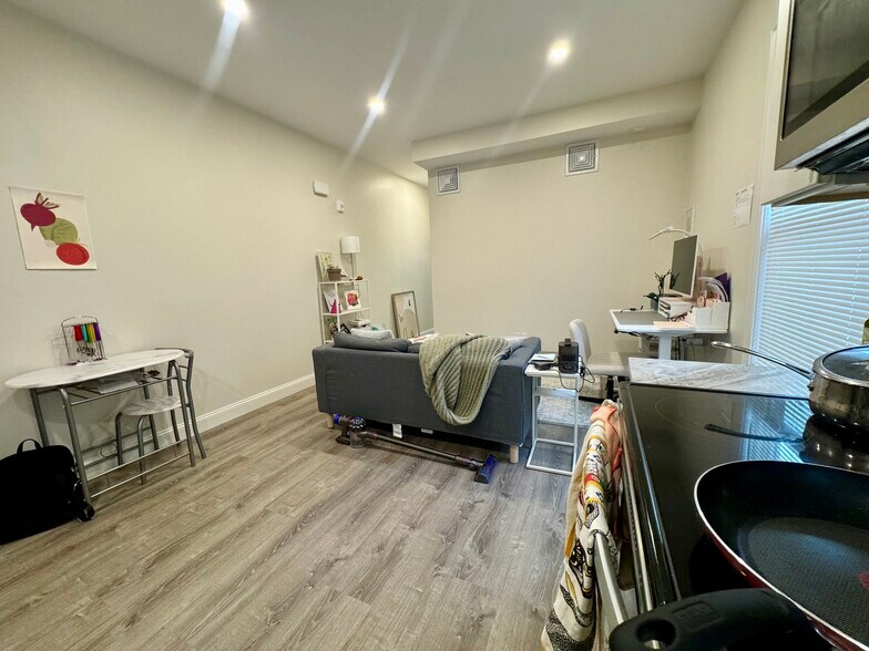 Building Photo - 120 Pitman St