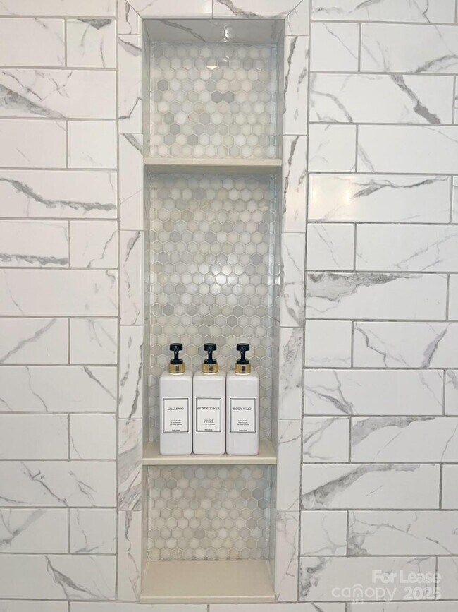 Building Photo - 7471 Lakehaven Dr