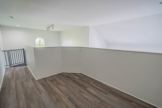 Building Photo - 1 Bedroom + Loft in the Bordeaux Community of Saugus!