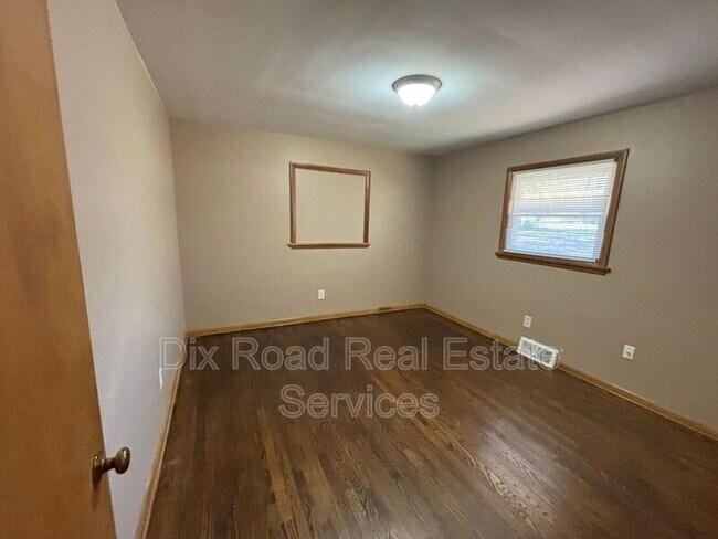 Building Photo - 110 N Heinkel Rd