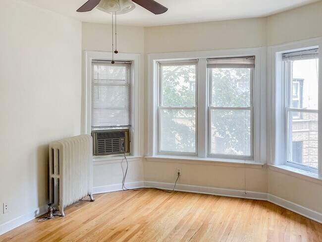 Interior Photo - 3912-28 N. Pine Grove