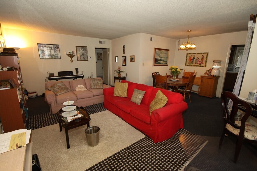 Living/ Dining Room - 11061 Missouri Ave