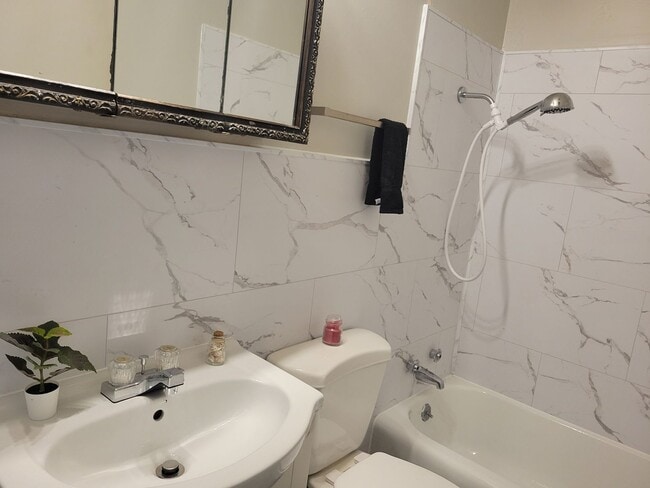 Building Photo - Your Next Home Awaits: 3 Bed 1 Bath Family!