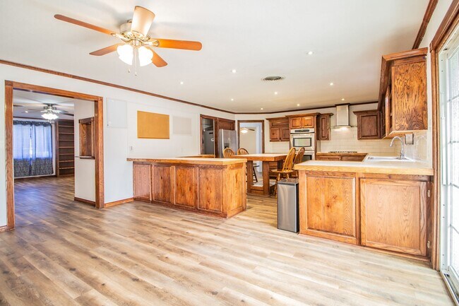 Building Photo - Spacious & Updated 4/2