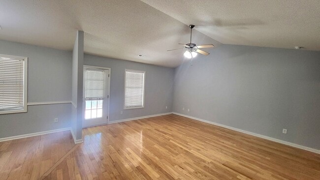 Building Photo - Welcome to this charming 3 bedroom, 2 bath...