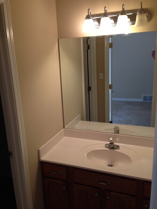 Building Photo - Great 3br/2ba Cordova home. Fenced backyard and eat in kitchen. Pets are welcome, fees apply.