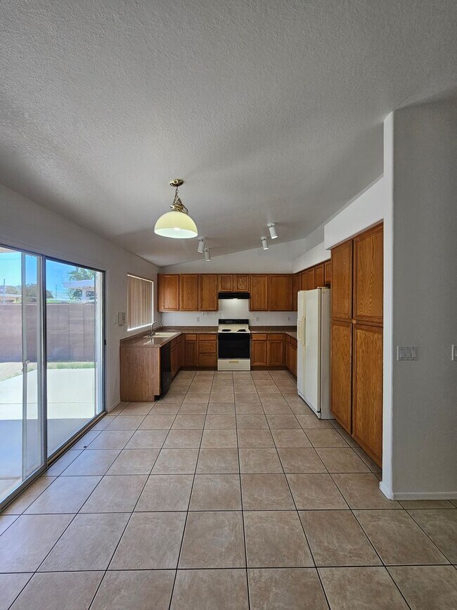 Building Photo - 3 Bedroom Home - No HOA - Single Level - North Phoenix *$500 Off First Month's Rent*