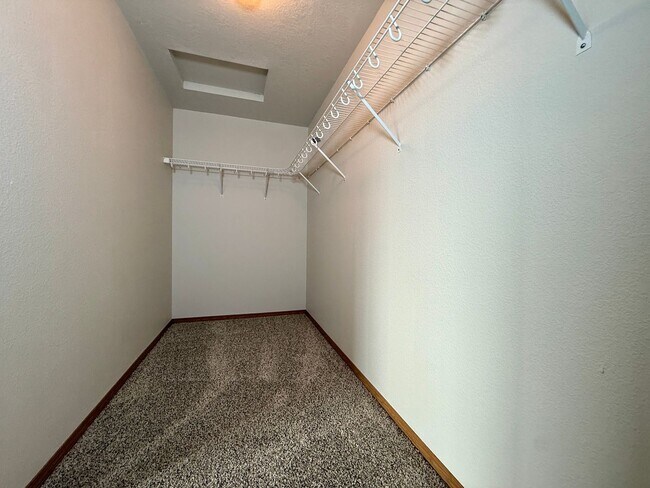 Building Photo - SPACIOUS NEWLY UPDATED TOWNHOME IN REDMOND!!