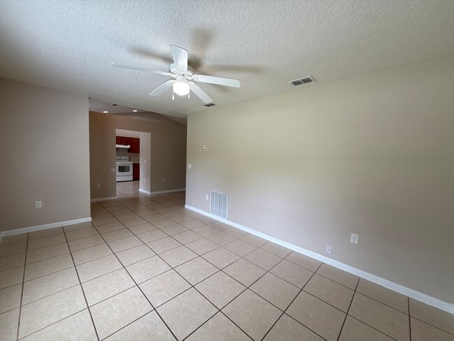 Building Photo - SILVER SPRINGS SHORES 3/2/2