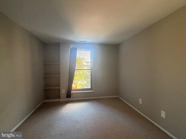 Building Photo - 3300 Woodburn Village Dr