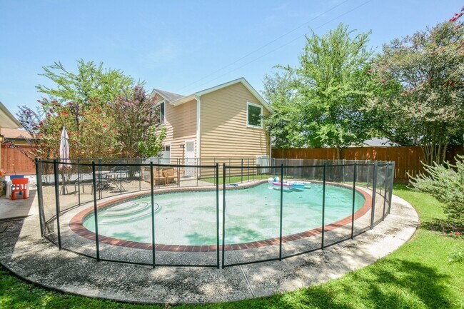 Building Photo - 9906 Cedardale Dr