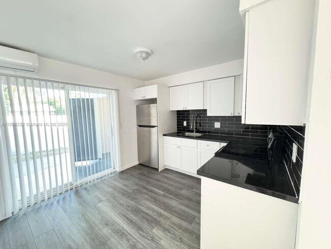 Building Photo - 337 SE 23rd Ave