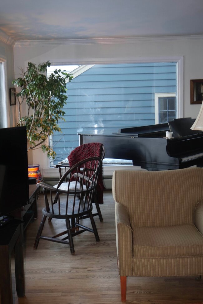 Building Photo - 637 S Shore Dr