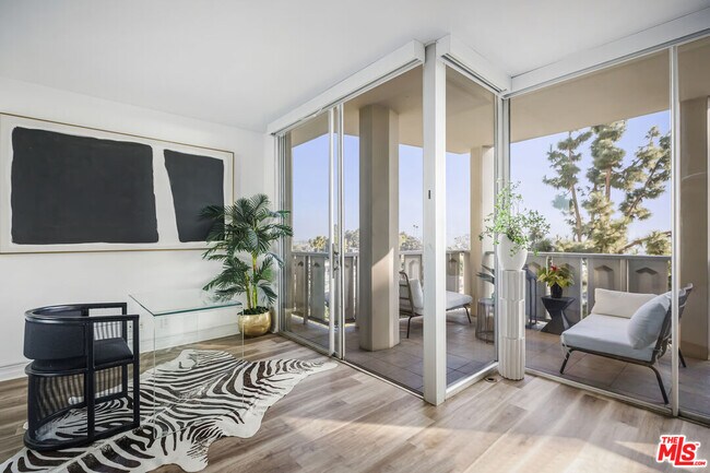 Building Photo - 4455 Los Feliz Blvd