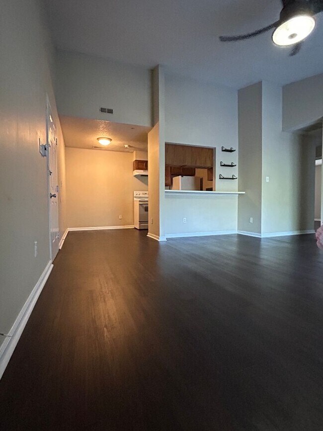 Building Photo - 9629 Vinca Cir
