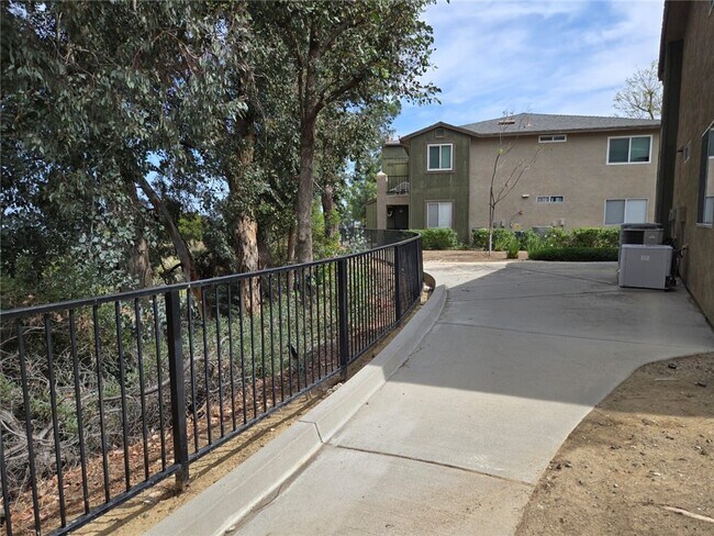Building Photo - 2612 Avenida Del Vista