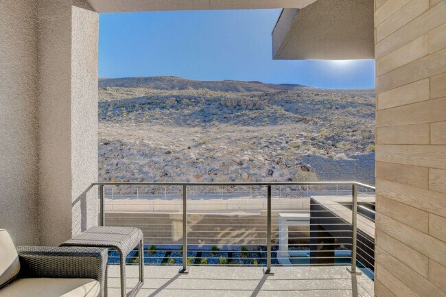Building Photo - Mesa Ridge Luxury Oasis Feathertop