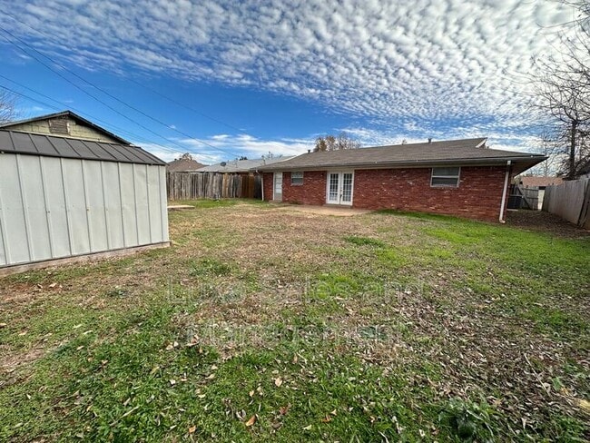 Building Photo - 621 Lotus Ave