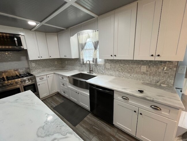 Building Photo - Beautifully remodeled 3 bedroom, 2.5 bath, 2 car garage