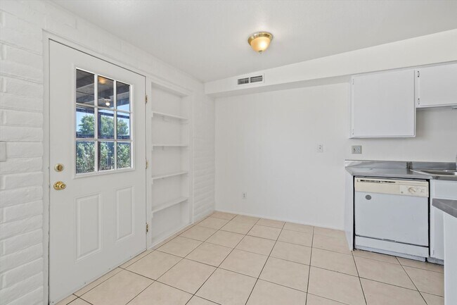 Building Photo - Eastside Spacious home