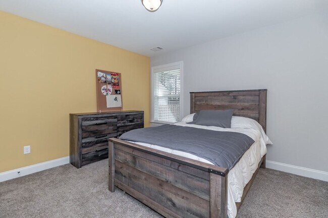Building Photo - 4 Bedroom 2 Bath Canterbury Farms