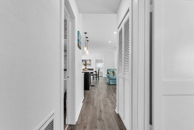 Building Photo - Charming 3BD/2BTH Home with Private Backya...