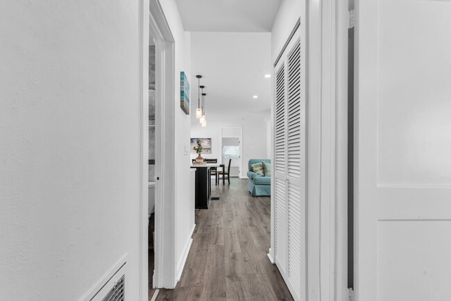 Building Photo - Charming 3BD/2BTH Home with Private Backyard in the Heart of Safety Harbor