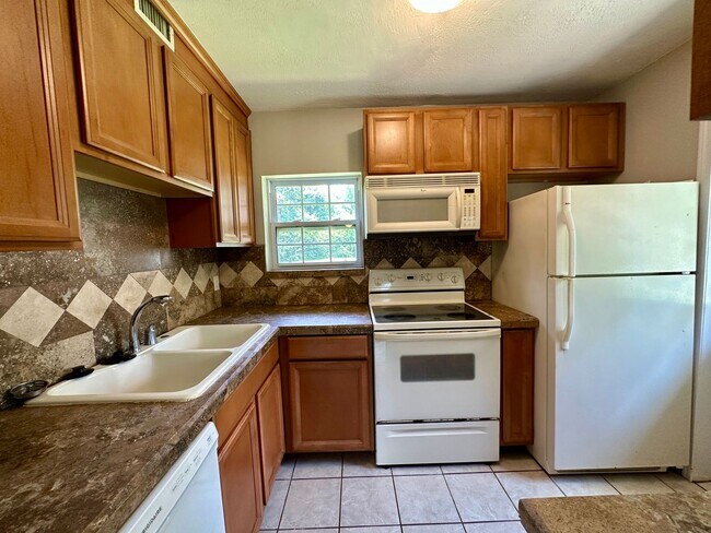 Building Photo - 2 bedroom 1 bath house for rent in Pensaco...