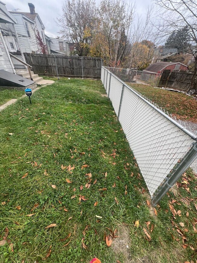Building Photo - Updated 2BR Townhome with office & parking spot!