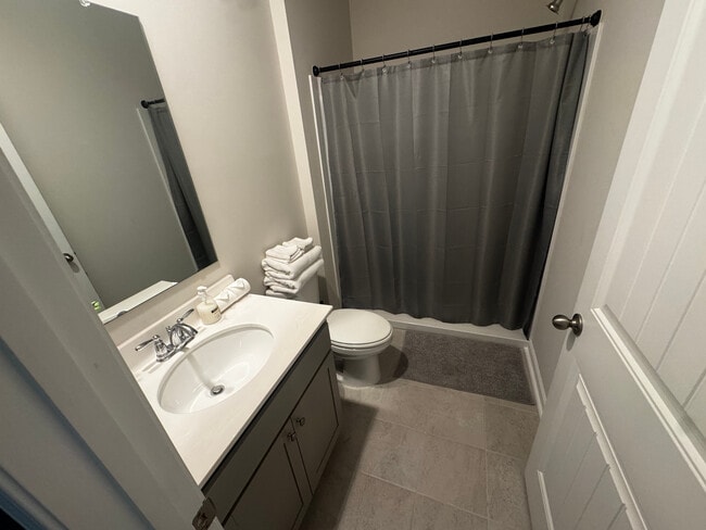 Building Photo - Room in Townhome on Chestnut Trce