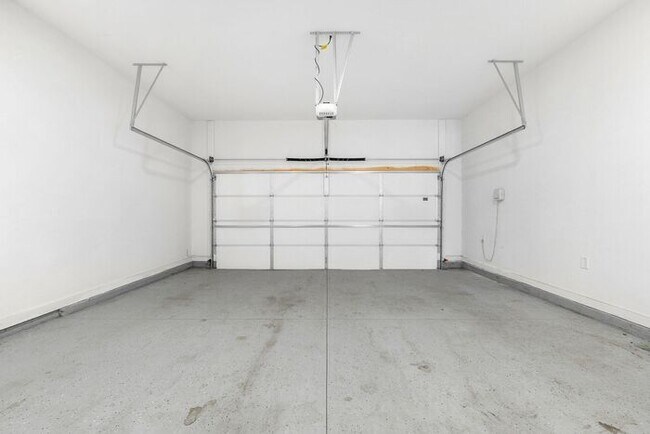 Building Photo - 3388 Kelowna Ct