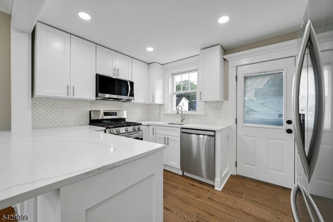 Building Photo - 25 Marinus St