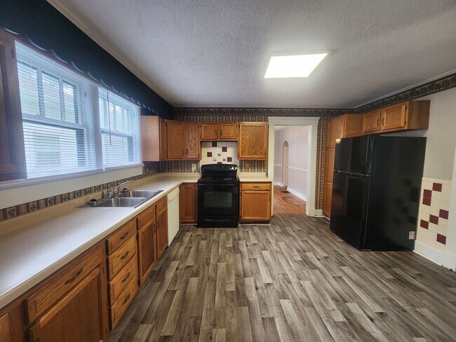Building Photo - 2 Bedroom Home