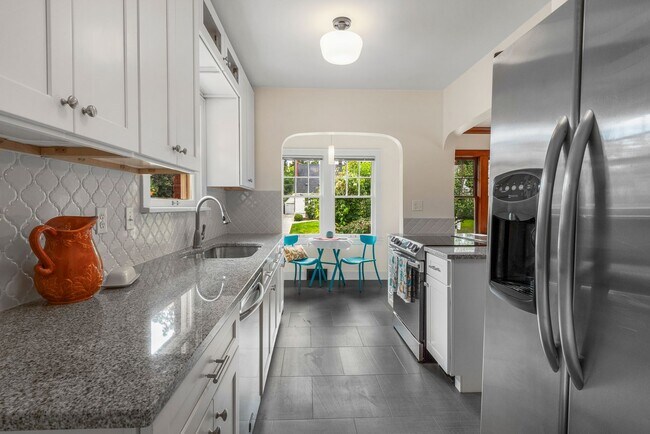 Building Photo - 3 Bed 2 Bath South Hill Spokane home offering all the updates..