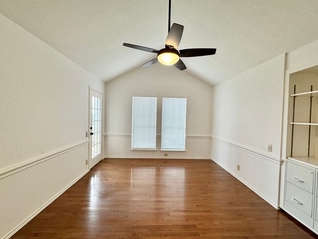 Building Photo - Big 4 Bedroom Home in Stone Oak!