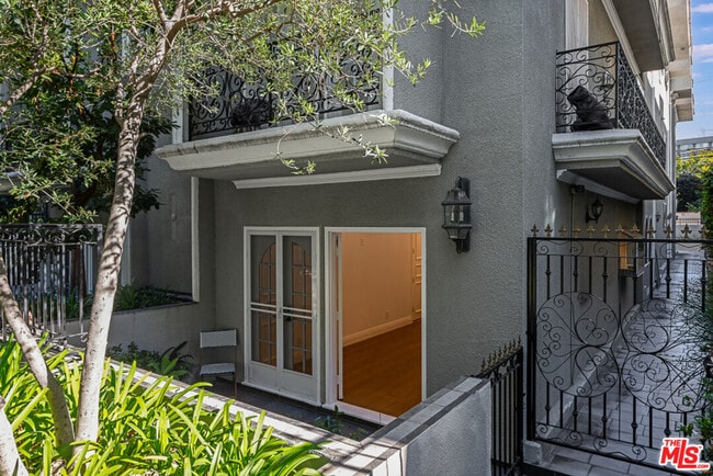 Building Photo - 342 N Palm Dr