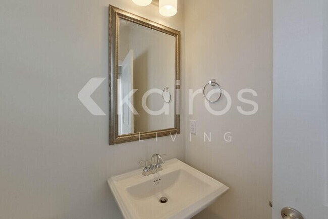 Building Photo - 2529 Banyan Cir