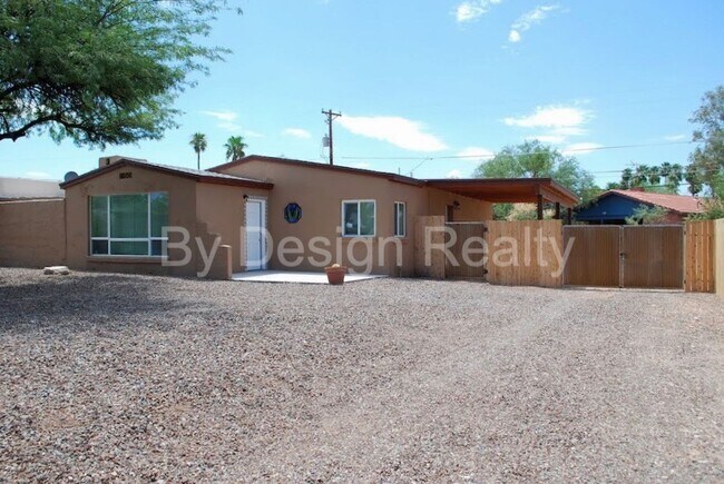 Building Photo - Recently Updated - 3 Bed 2 Bath - Large Ga...
