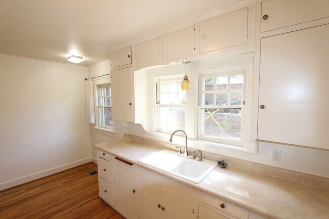 Building Photo - Charming 3BR Home Downtown | Hardwood Floors + In-Unit Washer/Dryer