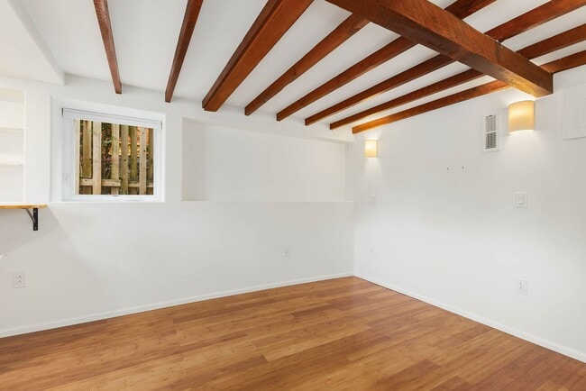 Building Photo - 3234 33rd Ave S