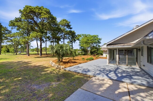 Building Photo - 47 Country Club Dr E