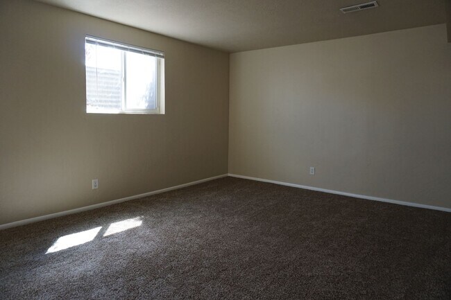 Building Photo - Updated West Valley City 5 bedroom Family Home