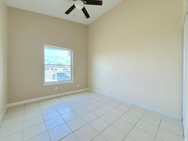 Building Photo - East El Paso 3 bed Refrig A/C