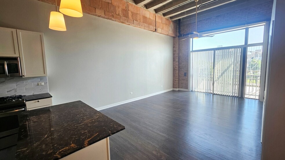 Familty and dinning rooms open floor plan - 2545 S Dearborn St