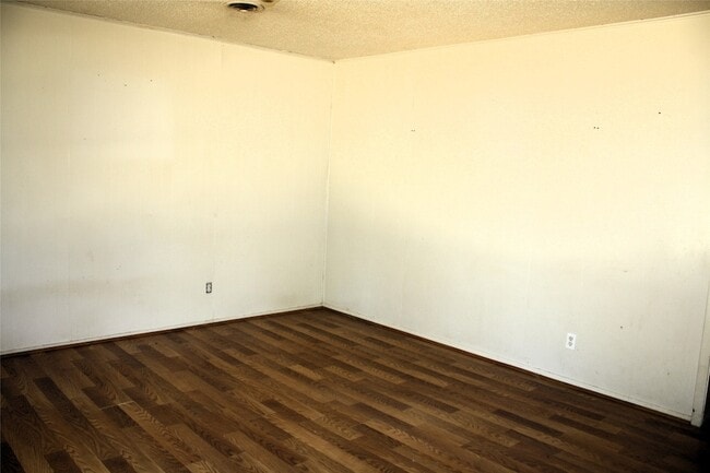 Building Photo - 423 Waller Dr