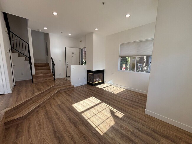 Building Photo - Remodeled 3 Bed 3 Bath Townhome for Rent in Glendale, CA