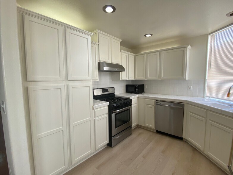 Building Photo - 305 W Newby Ave