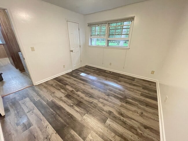 Building Photo - Fantastic location near downtown Pittsboro...
